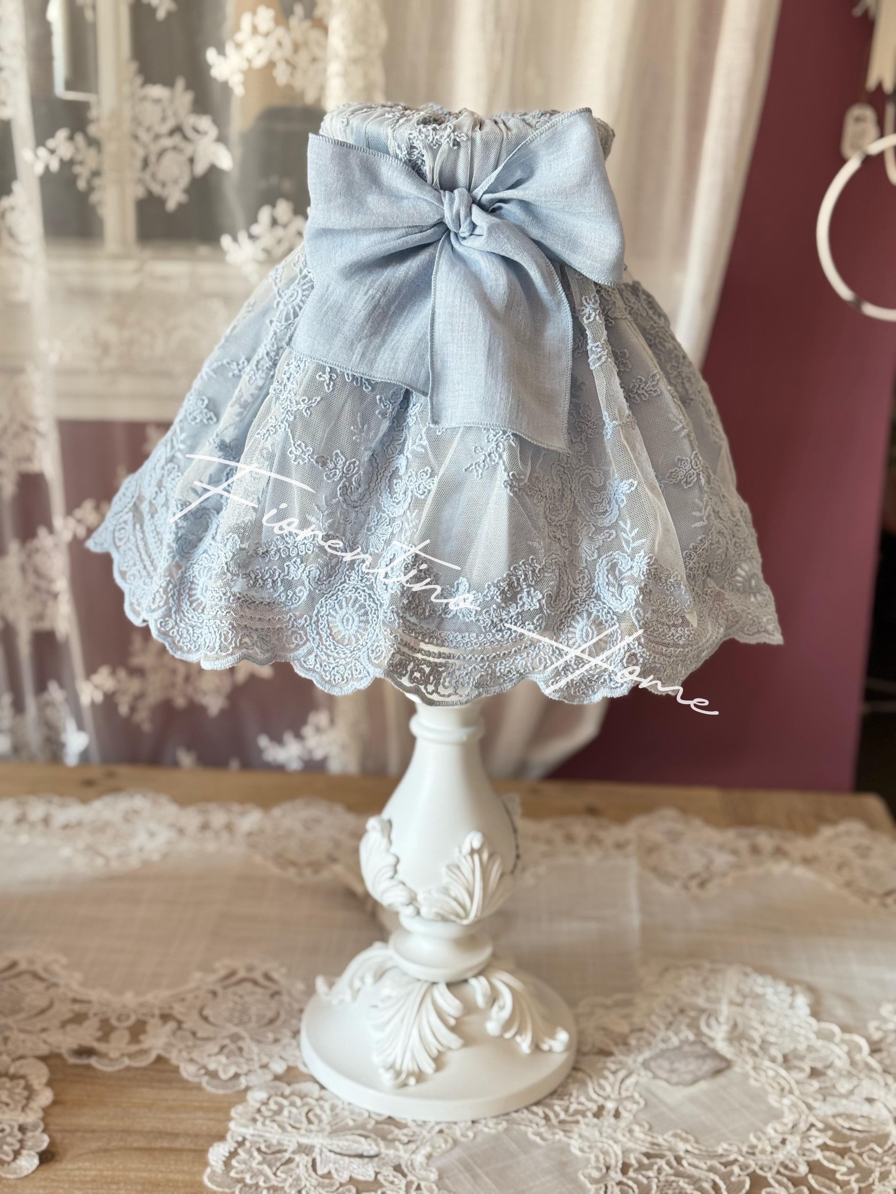 Lume in legno con fregi c/paralume sartoriale romantico Roccoco' - H.60 cm - Charme Home Textile